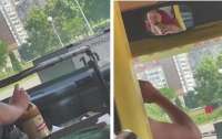 В Киеве водитель маршрутки пил пиво за рулем (видео)