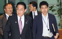 Премьер-министр Японии уволил сына из-за 