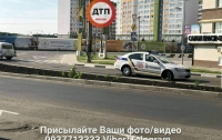 В Киеве у патрульного автомобиля взорвалось колесо