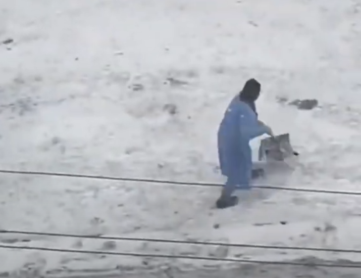 Видео дня: в Киеве уборщица со шваброй решила \"помыть снег\". Читайте на ...