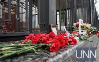 Украинцы несут цветы к посольству России (фото)