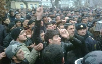 Беспорядки в Азербайджане разгоняют при помощи бронетехники