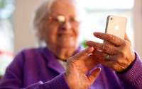 Ради внука 82-летняя бабушка разобралась в соцсетях, где начала устраивать его личную жизнь