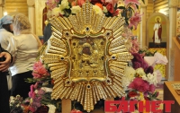 Православные спешат поклониться чудотворной иконе (ФОТО)