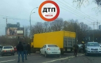 Авария в Киеве: столкнулись 6 автомобилей, движение остановлено