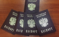 Кто получает российский паспорт в первую очередь (фото)
