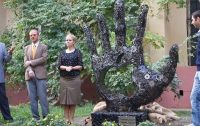 В Одессе в честь Стива Джобса установили «дырявую руку» (ФОТО)