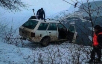 На Прикарпатье автомобиль провалился под лед, есть погибшие