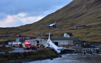 Пассажирский самолет выкатился за пределы посадочной полосы и повис над водой