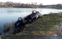На Тернопольщине легковушка вылетела в пруд, трое погибших