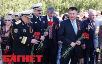 Как министр обороны Украины с ветеранами возлагал цветы на Сапун-горе (ФОТО)