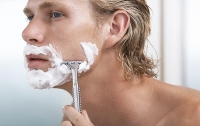Видео с бреющимся в электричке мужчиной бьет рекорды просмотров