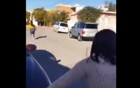 Мексиканка кинула тапок в дочь через всю улицу и попала прямо в голову (видео)