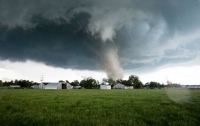 Торнадо в США убил двух человек и разрушил дома (видео)