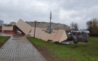 Памятник строителям упал от ветра (видео)