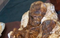 Обнаружена древняя окаменевшая женщина с ребенком на руках