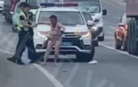Голая женщина смущала водителей среди дороги