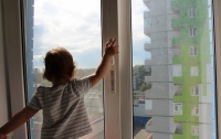 Советы родителям: как обезопасить ребёнка от выпадения из окна