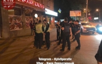 В Киеве пьяная компания разгромила чужие авто и избила полицейских