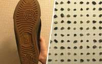 Японец показал коллекцию камешков из подошвы его ботинок