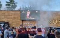 Активисты забросали дымовыми шашками ресторан на Киевщине
