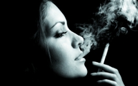 У курящих женщин зубы выпадают чаще, чем у некурящих