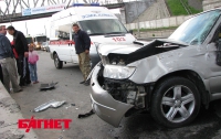 В Киеве Subaru врезался в бетонное ограждение и перевернулся (ВИДЕО)