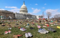 Перед Капитолием выставили семь тысяч пар обуви в память о застреленных детях