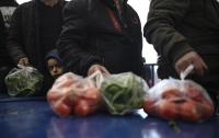 Руководство Турции подкупает избирателей овощами?