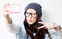 Ученые рассказали, как может навредить внешности любовь к селфи