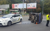 В Киеве такси влетело в микроавтобус, который перевернулся