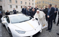 Папа Римский решил продать свой Lamborghini