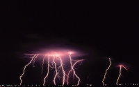 Молния, которая бьет из-под земли, зафиксирована в США (видео)