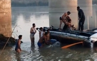 Автобус упал в реку в Индии: погибли 32 человека