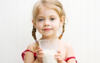 Ученые рассказали, какое молоко нужно пить детям