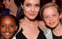 Дочь Джоли и Питта хочет быть мальчиком