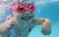 Двухлетняя украинка установила рекорд по плаванию