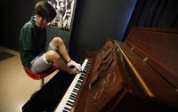 Лишенный обеих рук китаец исполняет сложнейшие пассажи на фортепиано (ВИДЕО)