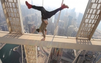 Бесстрашный руфер на гироскутере показал опасные трюки на крыше высотки (видео)