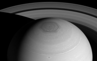 Получены снимки огромной полярной бури на Сатурне