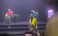 Билли Айлиш поцеловала украинский флаг на концерте в Германии