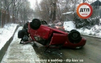 ДТП в Киеве: Автоледи перевернулась на легковушке, заехав на бордюр