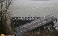 На Закарпатье двухэтажный рейсовый автобус с пассажирами упал в реку (ФОТО)