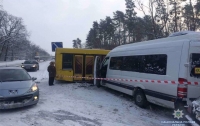 Авария в Киеве: маршрутка с пассажирами столкнулась с автобусом