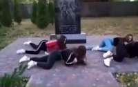 На Черниговщине возле мемориала погибшим воинам АТО школьницы устроили танцы