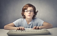 Ученые выяснили, сколько подросткам можно сидеть за компьютером