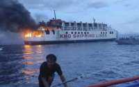На Філіппінах спалахнув пором зі 120 пасажирами (фото)