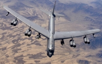 У американского бомбардировщика B-52 отвалился двигатель прямо во время полета