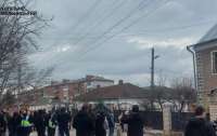Побиття військового священниками у Хмельницькому: люди штурмують храм (відео)