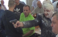 Облитый кефиром депутат устроил стрельбу в горсовете Никополя